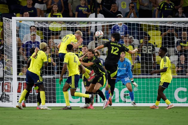 NASHVILLE, TN - AUGUST 22: Nashville SC defender Reed Baker-Whiting (27) scores on a header during a match between Nashville SC and Columbus Crew, August 22, 2026, at GEODIS Park in Nashville, Tennessee. (Photo by Matthew Maxey Icon Sportswire) SOCCER: AUG 22 MLS, Fussball Herren, USA Nashville SC vs Columbus Crew EDITORIAL USE ONLY Icon26082228