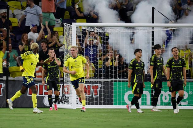 NASHVILLE, TN - AUGUST 22: Nashville SC defender Reed Baker-Whiting (27) celebrates after scoring a game-tying goal in extra time of a match between Nashville SC and Columbus Crew, August 22, 2026, at GEODIS Park in Nashville, Tennessee. (Photo by Matthew Maxey Icon Sportswire) SOCCER: AUG 22 MLS, Fussball Herren, USA Nashville SC vs Columbus Crew EDITORIAL USE ONLY Icon26082229