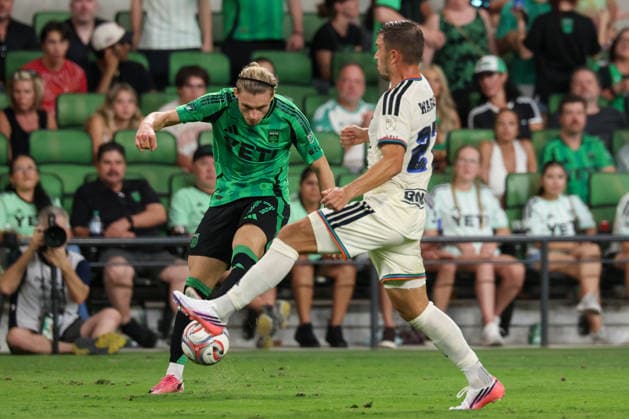 AUSTIN, TX - AUGUST 22: Defender Jon Gallagher 17 of the Austin FC attempts to cross the ball while being defended by defender Kai Wagner 27 of the Philadelphia Union during the MLS, Fussball Herren, USA match between Austin FC and Philadelphia Union on August 22, 2026, at Q2 Stadium in Austin, TX. (Photo by David Buono Icon Sportswire) SOCCER: AUG 22 MLS Austin FC vs Philadelphia Union EDITORIAL USE ONLY Icon260822029