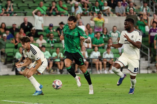 AUSTIN, TX - AUGUST 22: Forward Brandon Vazquez 9 of the Austin FC splits between forward Milan Iloski 10 of the Philadelphia Union and forward Ezekiel Alladoh 23 of the Philadelphia Union during the MLS, Fussball Herren, USA match between Austin FC and Philadelphia Union on August 22, 2026, at Q2 Stadium in Austin, TX. (Photo by David Buono Icon Sportswire) SOCCER: AUG 22 MLS Austin FC vs Philadelphia Union EDITORIAL USE ONLY Icon260822030