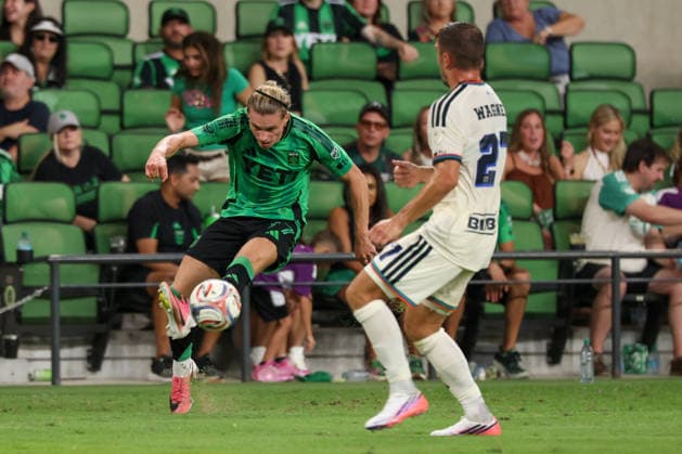 AUSTIN, TX - AUGUST 22: Defender Jon Gallagher 17 of the Austin FC crosses the ball with the outside of his foot around defender Kai Wagner 27 of the Philadelphia Union during the MLS, Fussball Herren, USA match between Austin FC and Philadelphia Union on August 22, 2026, at Q2 Stadium in Austin, TX. (Photo by David Buono Icon Sportswire) SOCCER: AUG 22 MLS Austin FC vs Philadelphia Union EDITORIAL USE ONLY Icon260822032