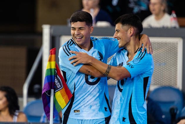 SAN JOSE, CA - AUGUST 22: Joaquin Pereyra 26 of Minnesota United FC celebrates a goal with Anthony Markanich 13 in the first half of a MLS, Fussball Herren, USA match against the San Jose Earthquakes on August 22, 2026 at PayPal Park in San Jose, CA. (Photo by Matthew Huang Icon Sportswire) SOCCER: AUG 22 MLS San Jose Earthquakes vs Minnesota United FC EDITORIAL USE ONLY Icon260822136