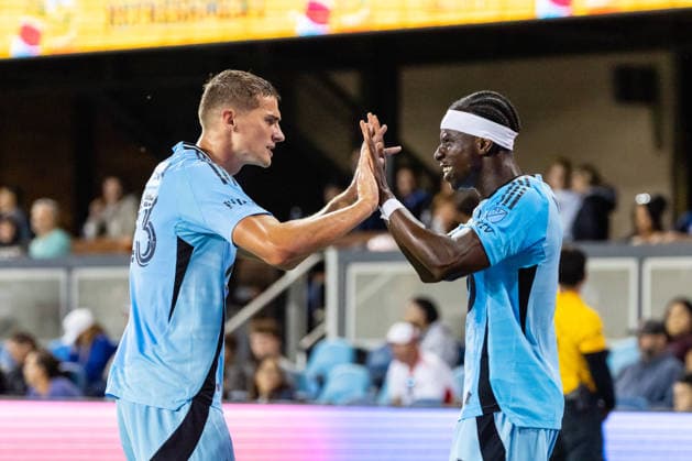 SAN JOSE, CA - AUGUST 22: Kelvin Yeboah 9 of Minnesota United FC celebrates his second goal with Morris Duggan 23 in the first half of a MLS, Fussball Herren, USA match against the San Jose Earthquakes on August 22, 2026 at PayPal Park in San Jose, CA. (Photo by Matthew Huang Icon Sportswire) SOCCER: AUG 22 MLS San Jose Earthquakes vs Minnesota United FC EDITORIAL USE ONLY Icon260822148