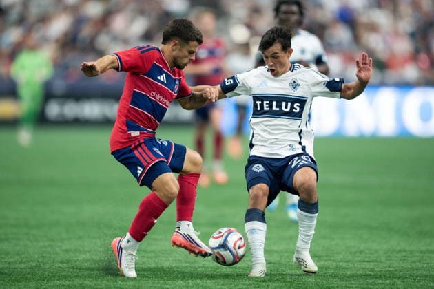 August 22, 2026, Vancouver, Bc, CANADA: FC Dallas Joaquin Valiente, left, and Vancouver Whitecaps Andres Cubas vie for the ball during the second half of an MLS, Fussball Herren, USA soccer match in Vancouver, on Saturday, August 22, 2026. Canada News - August 22, 2026  - ZUMAc35_ 20260822_zaf_c35_221 Copyright: xEthanxCairnsx
