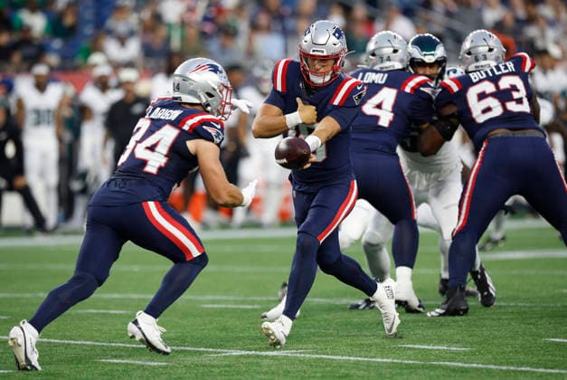 NFL, American Football Herren, USA 2026: Eagles Vs Patriots AUG 22 Aug 22, 2026; Foxborough, Massachusetts, USA; New England Patriots quarterback Tommy DeVito (16) hands off to New England Patriots running back Lan Larison (34) during the NFL preseason game between Philadelphia Eagles and New England Patriots at Gillette Stadium. Mandatory Credit: M. Anthony Nesmith-Cal Media (Credit Image: Mingo Nesmith Cal Sport Media) Foxborough Massachusetts USA EDITORIAL USE ONLY Copyright: xx ZUMA-20260822_zma_c04_469.jpg MingoxNesmithx csmphotothree514192