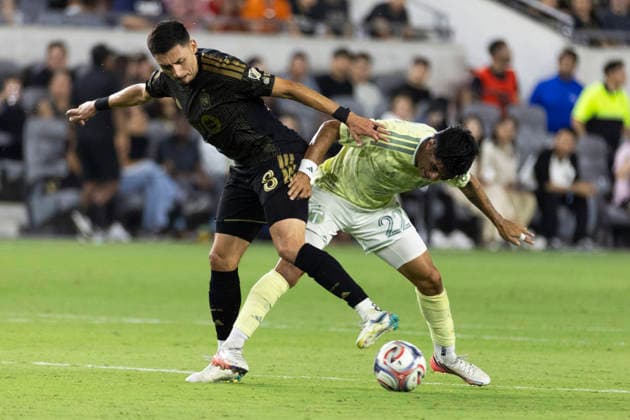August 22, 2026, Los Angeles, California, USA: Los Angeles FC midfielder Marco Delgado (8) and Portland Timbers midfielder FernoÂ¡ndez (22) vie for the ball during a MLS, Fussball Herren, USA soccer game at BMO Stadium on Saturday, Aug. 22, 2026 in Los Angeles. Los Angeles USA - ZUMAc68_ 20260822_zaf_c68_177 Copyright: xRingoxChiux