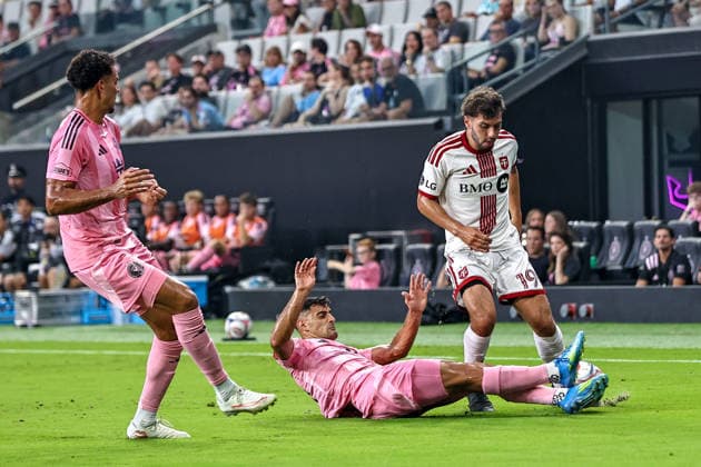 MIAMI, FL - AUGUST 22: Kobe Franklin (19) of the Toronto FC,German Berterame (19) and Ian Fray (17) of Inter Miami CF battle for a ball during the MLS, Fussball Herren, USA match between Toronto FC and Inter Miami CF on August 22,2026 at NU Stadium, Miami, Fla.(Photo by Chris Arjoon Icon Sportswire) SOCCER: AUG 22 MLS Inter Miami CF vs Toronto FC EDITORIAL USE ONLY Icon2608220000014