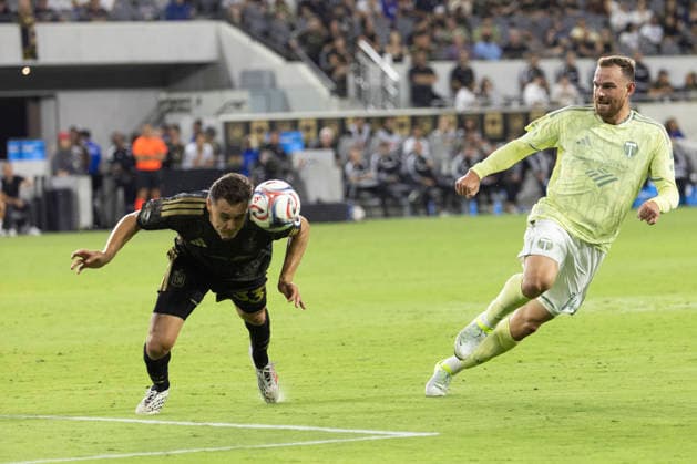 August 22, 2026, Los Angeles, California, USA: Los Angeles FC defender Aaron Long (33) heads the ball against Portland Timbers forward Vincent Janssen (14) during a MLS, Fussball Herren, USA soccer game at BMO Stadium on Saturday, Aug. 22, 2026 in Los Angeles. Los Angeles USA - ZUMAc68_ 20260822_zaf_c68_175 Copyright: xRingoxChiux