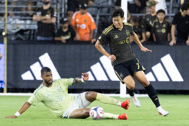 August 22, 2026, Los Angeles, California, USA: Los Angeles FC forward Heung Min Son (7) and Portland Timbers midfielder Jose Caicedo (30) vie for the ball during a MLS, Fussball Herren, USA soccer game at BMO Stadium on Saturday, Aug. 22, 2026 in Los Angeles. Los Angeles USA - ZUMAc68_ 20260822_zaf_c68_171 Copyright: xRingoxChiux