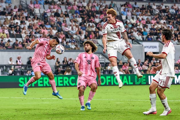 MIAMI, FL - AUGUST 22: Josh Sargent (9) of the Toronto FC heads the ball towards goal as Maximiliano Falcon (37) of the Inter Miami CF looks on during the MLS, Fussball Herren, USA match between Toronto FC and Inter Miami CF on August 22,2026 at NU Stadium, Miami, Fla.(Photo by Chris Arjoon Icon Sportswire) SOCCER: AUG 22 MLS Inter Miami CF vs Toronto FC EDITORIAL USE ONLY Icon2608220000023
