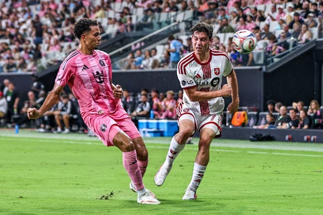 MIAMI, FL - AUGUST 22: Ian Fray (17) of Inter Miami CF and Markus Cimermancic (71) of the Toronto FC battle for a ball during the MLS, Fussball Herren, USA match between Toronto FC and Inter Miami CF on August 22,2026 at NU Stadium, Miami, Fla.(Photo by Chris Arjoon Icon Sportswire) SOCCER: AUG 22 MLS Inter Miami CF vs Toronto FC EDITORIAL USE ONLY Icon2608220000027