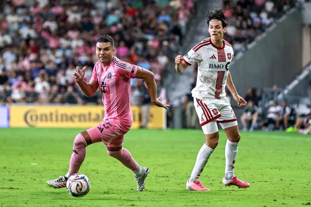 MIAMI, FL - AUGUST 22: Casimiro (5) of Inter Miami CF and Daniel Salloi (20) of the Toronto FC battle for a ball during the MLS, Fussball Herren, USA match between Toronto FC and Inter Miami CF on August 22,2026 at NU Stadium, Miami, Fla.(Photo by Chris Arjoon Icon Sportswire) SOCCER: AUG 22 MLS Inter Miami CF vs Toronto FC EDITORIAL USE ONLY Icon2608220000030