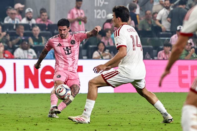 MIAMI, FL - AUGUST 22: Rodrigo de Paul (7) of Inter Miami CF kicks a ball during the MLS, Fussball Herren, USA match between Toronto FC and Inter Miami CF on August 22,2026 at NU Stadium, Miami, Fla.(Photo by Chris Arjoon Icon Sportswire) SOCCER: AUG 22 MLS Inter Miami CF vs Toronto FC EDITORIAL USE ONLY Icon2608220000031