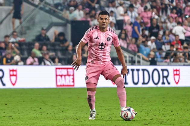 MIAMI, FL - AUGUST 22: Casimiro (5) of Inter Miami CF controls a ball during the MLS, Fussball Herren, USA match between Toronto FC and Inter Miami CF on August 22,2026 at NU Stadium, Miami, Fla.(Photo by Chris Arjoon Icon Sportswire) SOCCER: AUG 22 MLS Inter Miami CF vs Toronto FC EDITORIAL USE ONLY Icon2608220000035