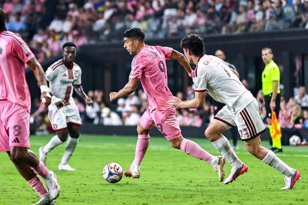 MIAMI, FL - AUGUST 22: Luis Suarez (9) of Inter Miami CF controls a ball during the MLS, Fussball Herren, USA match between Toronto FC and Inter Miami CF on August 22,2026 at NU Stadium, Miami, Fla.(Photo by Chris Arjoon Icon Sportswire) SOCCER: AUG 22 MLS Inter Miami CF vs Toronto FC EDITORIAL USE ONLY Icon2608220000041