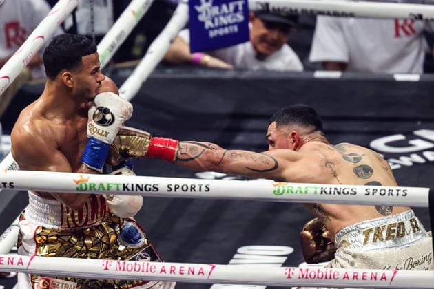 August 22, 2026: (R-L) Welterweight Teofimo Lopez punches Rolando Romero during their championship fight at T-Mobile Arena on August 22, 2026 in Las Vegas, NV. CSM. Las Vegas United States of America - ZUMAc04_ 20260822_zma_c04_507 Copyright: xChristopherxTrimx