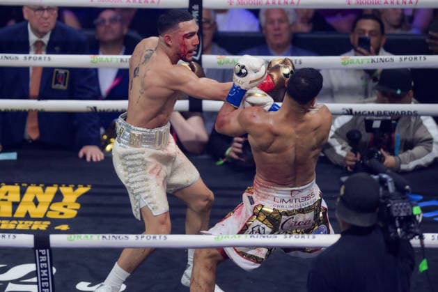 August 22, 2026, Las Vegas, Nevada, USA: TEOFIMO LOPEZ (L) connected with a right straight on ROLLY ROMERO (R) during the PBC on DAZN at the T Mobile Arena in Las Vegas Las Vegas USA - ZUMAo117 20260822_zsp_o117_005 Copyright: xMikaelxOnax