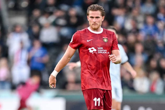 Tim Rossmann (SG Sonnenhof Grossaspach) Schaut waehrend des DFB-Pokal 1 Runde Spiels zwichen SG Sonnenhof Grossaspach v Arminia Bielefeld, Wir machen Druck Arena am 22. August 2026 in Grossaspach, Deutschland. (Foto von Harry Langer DeFodi Images) +++ Tim Rossmann (SG Sonnenhof Grossaspach) Looks on during the DFB-Pokal 1 Runde match between SG Sonnenhof Grossaspach v Arminia Bielefeld at Wir machen Druck Arena on August 22, 2026 in Grossaspach, Germany. (Photo by Harry Langer DeFodi Images) (Photo by Harry Langer DeFodi Images) DFB DFL REGULATIONS PROHIBIT ANY USE OF PHOTOGRAPHS AS IMAGE SEQUENCES AND OR QUASI-VIDEO. - *** Tim Rossmann of SG Sonnenhof Grossaspach looks on during the DFB Cup first-round match between SG Sonnenhof Grossaspach and Arminia Bielefeld, Wir machen Druck Arena on August 22, 2026, in Grossaspach, Germany Photo by Harry Langer DeFodi Images Tim Rossmann of SG Sonnenhof Grossaspach looks on during the DFB Cup first-round match between SG Sonnenhof Grossaspach and Arminia Bielefeld at Wir machen Druck Arena on August 22, 2026 in Grossaspach, Germany. Photo by Harry Langer, DeFodi Images. Photo by Harry Langer, DeFodi Images. DFB and DFL regulations prohibit any use of photographs as image sequences and or quasi-video.