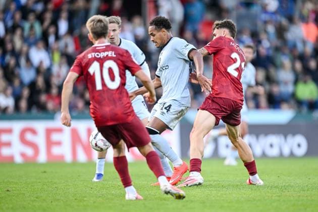 Lukas Stopel (SG Sonnenhof Grossaspach), Monju Momuluh (Arminia Bielefeld) und Luca Molinari (SG Sonnenhof Grossaspach) im Zweikampf waehrend des DFB-Pokal 1 Runde Spiels zwichen SG Sonnenhof Grossaspach v Arminia Bielefeld, Wir machen Druck Arena am 22. August 2026 in Grossaspach, Deutschland. (Foto von Harry Langer DeFodi Images) +++ Lukas Stopel (SG Sonnenhof Grossaspach), Monju Momuluh (Arminia Bielefeld) und Luca Molinari (SG Sonnenhof Grossaspach) battle for the ball during the DFB-Pokal 1 Runde match between SG Sonnenhof Grossaspach v Arminia Bielefeld at Wir machen Druck Arena on August 22, 2026 in Grossaspach, Germany. (Photo by Harry Langer DeFodi Images) (Photo by Harry Langer DeFodi Images) DFB DFL REGULATIONS PROHIBIT ANY USE OF PHOTOGRAPHS AS IMAGE SEQUENCES AND OR QUASI-VIDEO. - *** Lukas Stopel of SG Sonnenhof Grossaspach, Monju Momuluh of Arminia Bielefeld, and Luca Molinari of SG Sonnenhof Grossaspach in a one-on-one battle during the DFB Cup first-round match between SG Sonnenhof Grossaspach and Arminia Bielefeld, Wir machen Druck Arena on August 22, 2026, in Grossaspach, Germany. Photo by Harry Langer, DeFodi Images. Lukas Stopel of SG Sonnenhof Grossaspach, Monju Momuluh (Arminia Bielefeld) and Luca Molinari (SG Sonnenhof Grossaspach) battle for the ball during the DFB Cup first-round match between SG Sonnenhof Grossaspach and Arminia Bielefeld at Wir machen Druck Arena on August 22, 2026 in Grossaspach, Germany. Photo by Harry Langer, DeFodi Images. Photo by Harry Langer, DeFodi Images. DFB and DFL regulations prohibit any use of photographs as image sequences and or quasi-video.