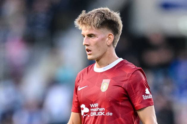 Lukas Stopel (SG Sonnenhof Grossaspach) Schaut waehrend des DFB-Pokal 1 Runde Spiels zwichen SG Sonnenhof Grossaspach v Arminia Bielefeld, Wir machen Druck Arena am 22. August 2026 in Grossaspach, Deutschland. (Foto von Harry Langer DeFodi Images) +++ Lukas Stopel (SG Sonnenhof Grossaspach) Looks on during the DFB-Pokal 1 Runde match between SG Sonnenhof Grossaspach v Arminia Bielefeld at Wir machen Druck Arena on August 22, 2026 in Grossaspach, Germany. (Photo by Harry Langer DeFodi Images) (Photo by Harry Langer DeFodi Images) DFB DFL REGULATIONS PROHIBIT ANY USE OF PHOTOGRAPHS AS IMAGE SEQUENCES AND OR QUASI-VIDEO. - *** Lukas Stopel of SG Sonnenhof Grossaspach watches during the DFB Cup first-round match between SG Sonnenhof Grossaspach and Arminia Bielefeld, Wir machen Druck Arena on August 22, 2026, in Grossaspach, Germany Photo by Harry Langer, DeFodi Images Lukas Stopel of SG Sonnenhof Grossaspach looks on during the DFB Cup first-round match between SG Sonnenhof Grossaspach and Arminia Bielefeld at Wir machen Druck Arena on August 22, 2026 in Grossaspach, Germany. Photo by Harry Langer, DeFodi Images. Photo by Harry Langer, DeFodi Images. DFB and DFL regulations prohibit any use of photographs as image sequences and or quasi-video.