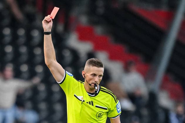 Schiedsrichter Felix Bickel zeigt die rote Karte waehrend des DFB-Pokal 1 Runde Spiels zwichen SG Sonnenhof Grossaspach v Arminia Bielefeld, Wir machen Druck Arena am 22. August 2026 in Grossaspach, Deutschland. (Foto von Harry Langer DeFodi Images) +++ Schiedsrichter Felix Bickel schows the red card during the DFB-Pokal 1 Runde match between SG Sonnenhof Grossaspach v Arminia Bielefeld at Wir machen Druck Arena on August 22, 2026 in Grossaspach, Germany. (Photo by Harry Langer DeFodi Images) (Photo by Harry Langer DeFodi Images) DFB DFL REGULATIONS PROHIBIT ANY USE OF PHOTOGRAPHS AS IMAGE SEQUENCES AND OR QUASI-VIDEO. - *** Referee Felix Bickel shows a red card during the DFB Cup first-round match between SG Sonnenhof Grossaspach and Arminia Bielefeld at the Wir machen Druck Arena on August 22, 2026, in Grossaspach, Germany. Photo by Harry Langer, DeFodi Images. Referee Felix Bickel shows the red card during the DFB Cup first-round match between SG Sonnenhof Grossaspach and Arminia Bielefeld at the Wir machen Druck Arena on August 22, 2026 in Grossaspach, Germany. Photo by Harry Langer, DeFodi Images. Photo by Harry Langer, DeFodi Images. DFB and DFL regulations prohibit any use of photographs as image sequences and or quasi-video.