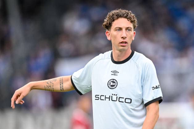 Jannik Rochelt (Arminia Bielefeld) gestikuliert, gestik waehrend des DFB-Pokal 1 Runde Spiels zwichen SG Sonnenhof Grossaspach v Arminia Bielefeld, Wir machen Druck Arena am 22. August 2026 in Grossaspach, Deutschland. (Foto von Harry Langer DeFodi Images) +++ Jannik Rochelt (Arminia Bielefeld) gestures during the DFB-Pokal 1 Runde match between SG Sonnenhof Grossaspach v Arminia Bielefeld at Wir machen Druck Arena on August 22, 2026 in Grossaspach, Germany. (Photo by Harry Langer DeFodi Images) (Photo by Harry Langer DeFodi Images) DFB DFL REGULATIONS PROHIBIT ANY USE OF PHOTOGRAPHS AS IMAGE SEQUENCES AND OR QUASI-VIDEO. - *** Jannik Rochelt of Arminia Bielefeld gestures during the DFB Cup first-round match between SG Sonnenhof Grossaspach and Arminia Bielefeld at the Wir machen Druck Arena on August 22, 2026, in Grossaspach, Germany. Photo by Harry Langer, DeFodi Images. Jannik Rochelt of Arminia Bielefeld gestures during the DFB Cup first-round match between SG Sonnenhof Grossaspach and Arminia Bielefeld at the Wir machen Druck Arena on August 22, 2026 in Grossaspach, Germany. Photo by Harry Langer, DeFodi Images. Photo by Harry Langer, DeFodi Images. DFB and DFL regulations prohibit any use of photographs as image sequences and or quasi-video.