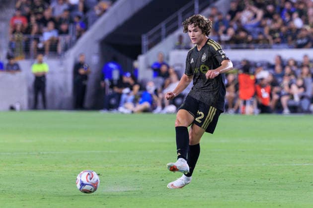 August 22, 2026, Los Angeles, California, USA: Jude Terry 22 of the Los Angeles Football Club passes the ball during their regular season MLS, Fussball Herren, USA game against the Portland Timbers FC on Saturday August 22, 2026 at the BMO Stadium in Los Angeles, California. LAFC tie with Timbers, 1-1. ARIANA RUIZ PI Los Angeles USA - ZUMAp124 20260822_zaa_p124_071 Copyright: xArianaxRuizx