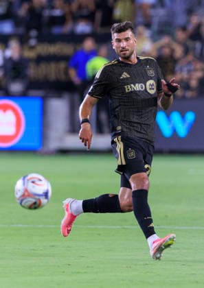August 22, 2026, Los Angeles, California, USA: Yevhen Cheberko 24 of the Los Angeles Football Club receives the ball during their regular season MLS, Fussball Herren, USA game against the Portland Timbers FC on Saturday August 22, 2026 at the BMO Stadium in Los Angeles, California. LAFC tie with Timbers, 1-1. ARIANA RUIZ PI Los Angeles USA - ZUMAp124 20260822_zaa_p124_076 Copyright: xArianaxRuizx