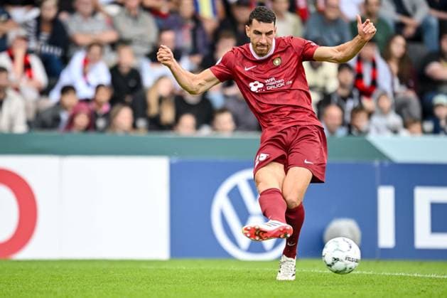 Arbnor Nuraj (SG Sonnenhof Grossaspach) in Aktion, am Ball, Einzelaktion waehrend des DFB-Pokal 1 Runde Spiels zwichen SG Sonnenhof Grossaspach v Arminia Bielefeld, Wir machen Druck Arena am 22. August 2026 in Grossaspach, Deutschland. (Foto von Harry Langer DeFodi Images) +++ Arbnor Nuraj (SG Sonnenhof Grossaspach) controls the Ball during the DFB-Pokal 1 Runde match between SG Sonnenhof Grossaspach v Arminia Bielefeld at Wir machen Druck Arena on August 22, 2026 in Grossaspach, Germany. (Photo by Harry Langer DeFodi Images) (Photo by Harry Langer DeFodi Images) DFB DFL REGULATIONS PROHIBIT ANY USE OF PHOTOGRAPHS AS IMAGE SEQUENCES AND OR QUASI-VIDEO. - *** Arbnor Nuraj of SG Sonnenhof Grossaspach in action, on the ball, making a solo run during the DFB Cup first-round match between SG Sonnenhof Grossaspach and Arminia Bielefeld at the Wir machen Druck Arena on August 22, 2026, in Grossaspach, Germany. Photo by Harry Langer, DeFodi Images. Arbnor Nuraj of SG Sonnenhof Grossaspach controls the ball during the DFB Cup first-round match between SG Sonnenhof Grossaspach and Arminia Bielefeld at the Wir machen Druck Arena on August 22, 2026 in Grossaspach, Germany. Photo by Harry Langer, DeFodi Images. Photo by Harry Langer, DeFodi Images. DFB and DFL regulations prohibit any use of photographs as image sequences and or quasi-video.