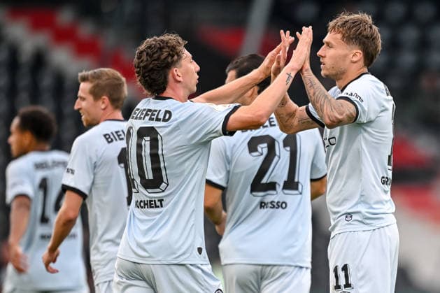 Jannik Rochelt (Arminia Bielefeld) und Joel Grodowski (Arminia Bielefeld) gestikuliert, gestik waehrend des DFB-Pokal 1 Runde Spiels zwichen SG Sonnenhof Grossaspach v Arminia Bielefeld, Wir machen Druck Arena am 22. August 2026 in Grossaspach, Deutschland. (Foto von Harry Langer DeFodi Images) +++ Jannik Rochelt (Arminia Bielefeld) und Joel Grodowski (Arminia Bielefeld) gestures during the DFB-Pokal 1 Runde match between SG Sonnenhof Grossaspach v Arminia Bielefeld at Wir machen Druck Arena on August 22, 2026 in Grossaspach, Germany. (Photo by Harry Langer DeFodi Images) (Photo by Harry Langer DeFodi Images) DFB DFL REGULATIONS PROHIBIT ANY USE OF PHOTOGRAPHS AS IMAGE SEQUENCES AND OR QUASI-VIDEO. - *** Jannik Rochelt of Arminia Bielefeld and Joel Grodowski of Arminia Bielefeld gestured during the DFB Cup first-round match between SG Sonnenhof Grossaspach and Arminia Bielefeld, We re Putting the Pressure On Arena on August 22, 2026, in Grossaspach, Germany. Photo by Harry Langer, DeFodi Images. Jannik Rochelt of Arminia Bielefeld and Joel Grodowski of Arminia Bielefeld gesturing during the DFB Cup first-round match between SG Sonnenhof Grossaspach and Arminia Bielefeld at the Wir machen Druck Arena on August 22, 2026 in Grossaspach, Germany. Photo by Harry Langer, DeFodi Images. Photo by Harry Langer, DeFodi Images. DFB and DFL regulations prohibit any use of photographs as image sequences and or quasi-video.