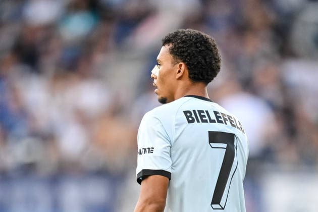 Henri Koudossou (Arminia Bielefeld) Schaut waehrend des DFB-Pokal 1 Runde Spiels zwichen SG Sonnenhof Grossaspach v Arminia Bielefeld, Wir machen Druck Arena am 22. August 2026 in Grossaspach, Deutschland. (Foto von Harry Langer DeFodi Images) +++ Henri Koudossou (Arminia Bielefeld) Looks on during the DFB-Pokal 1 Runde match between SG Sonnenhof Grossaspach v Arminia Bielefeld at Wir machen Druck Arena on August 22, 2026 in Grossaspach, Germany. (Photo by Harry Langer DeFodi Images) (Photo by Harry Langer DeFodi Images) DFB DFL REGULATIONS PROHIBIT ANY USE OF PHOTOGRAPHS AS IMAGE SEQUENCES AND OR QUASI-VIDEO. - *** Henri Koudossou of Arminia Bielefeld looks on during the DFB Cup first-round match between SG Sonnenhof Grossaspach and Arminia Bielefeld at the Wir machen Druck Arena on August 22, 2026, in Grossaspach, Germany Photo by Harry Langer, DeFodi Images Henri Koudossou of Arminia Bielefeld watches during the DFB Cup first-round match between SG Sonnenhof Grossaspach and Arminia Bielefeld at the Wir machen Druck Arena on August 22, 2026 in Grossaspach, Germany. Photo by Harry Langer, DeFodi Images. Photo by Harry Langer, DeFodi Images. DFB and DFL regulations prohibit any use of photographs as image sequences and or quasi-video.