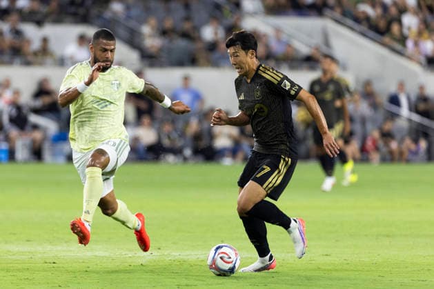 August 22, 2026, Los Angeles, California, United States: Los Angeles FC forward Heung Min Son (7) and Portland Timbers midfielder David Da Costa (10) vie for the ball during a MLS, Fussball Herren, USA soccer game. Final scores; LAFC 1:1 Portland Timbers. Los Angeles United States - ZUMAs197 20260822_aaa_s197_436 Copyright: xRingoxChiux