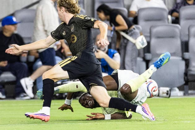 August 22, 2026, Los Angeles, California, United States: Los Angeles FC forward Jacob Shaffelburg (18) and Portland Timbers defender Jimer Fory (27) vie for the ball during a MLS, Fussball Herren, USA soccer game. Final scores; LAFC 1:1 Portland Timbers. Los Angeles United States - ZUMAs197 20260822_aaa_s197_429 Copyright: xRingoxChiux