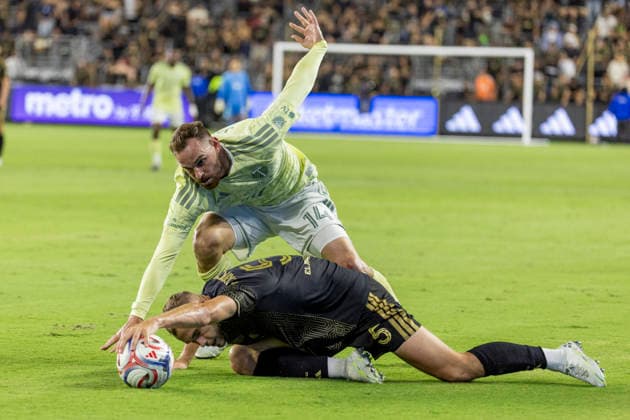 August 22, 2026, Los Angeles, California, United States: Los Angeles FC defender Ryan Porteous (5) and Portland Timbers forward Vincent Janssen (14) vie for the ball during a MLS, Fussball Herren, USA soccer game. Final scores; LAFC 1:1 Portland Timbers. Los Angeles United States - ZUMAs197 20260822_aaa_s197_430 Copyright: xRingoxChiux