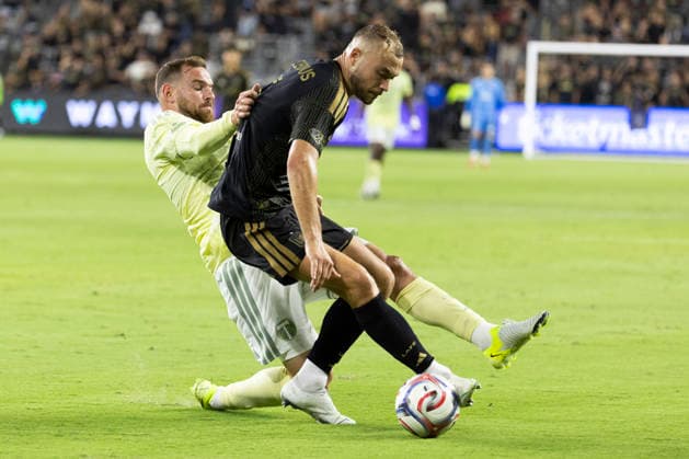 August 22, 2026, Los Angeles, California, United States: Los Angeles FC defender Ryan Porteous (5) and Portland Timbers forward Vincent Janssen (14) vie for the ball during a MLS, Fussball Herren, USA soccer game. Final scores; LAFC 1:1 Portland Timbers. Los Angeles United States - ZUMAs197 20260822_aaa_s197_439 Copyright: xRingoxChiux