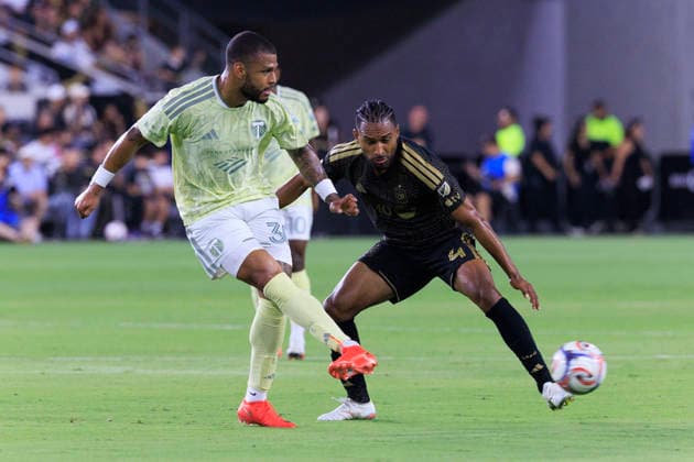 August 22, 2026, Los Angeles, California, USA: Jose Caicedo 30 of the Portland Timbers passes the ball in front of Eddie Segura 4 of the Los Angeles Football Club during their regular season MLS, Fussball Herren, USA game on Saturday August 22, 2026 at the BMO Stadium in Los Angeles, California. LAFC tie with Timbers, 1-1. ARIANA RUIZ PI Los Angeles USA - ZUMAp124 20260822_zaa_p124_089 Copyright: xArianaxRuizx