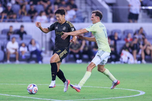 August 22, 2026, Los Angeles, California, USA: Cole Bassett 17 of the Portland Timbers commits a foul against Son Heung-Min 7 of the Los Angeles Football Club during their regular season MLS, Fussball Herren, USA game on Saturday August 22, 2026 at the BMO Stadium in Los Angeles, California. LAFC tie with Timbers, 1-1. ARIANA RUIZ PI Los Angeles USA - ZUMAp124 20260822_zaa_p124_082 Copyright: xArianaxRuizx