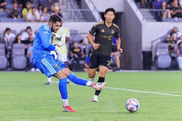 August 22, 2026, Los Angeles, California, USA: Goalkeeper, James Pantemis 41 of the Portland Timbers passes the ball as Son Heung-Min 7 of the Los Angeles Football Club attempts to steal during their regular season MLS, Fussball Herren, USA game on Saturday August 22, 2026 at the BMO Stadium in Los Angeles, California. LAFC tie with Timbers, 1-1. ARIANA RUIZ PI Los Angeles USA - ZUMAp124 20260822_zaa_p124_083 Copyright: xArianaxRuizx