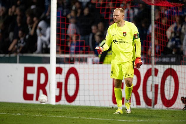 Maximilian Reule (SG Sonnenhof Grossaspach, 01, Torhueter) haelt zwei Elfmeter, keine Ueberraschung fuer ihn, SG Sonnenhof Grossaspach vs. Arminia Bielefeld, Fussball, GER, DFB Pokal, 1. Runde, Saison 2026 2027, 22.08.2026, Eibner-Pressefoto Andreas Ulmer SG Sonnenhof Grossaspach vs. Arminia Bielefeld, Fussball, GER, DFB Pokal, 1. Runde, Saison 2026 2027, 22.08.2026, Aspach *** Maximilian Reule, SG Sonnenhof Grossaspach, No. 01; goalkeeper saves two penalty kicks—no surprise to him; SG Sonnenhof Grossaspach vs. Arminia Bielefeld, soccer, GER, DFB Cup, 1st round, 2026–2027 season, August 22, 2026, Eibner Press Photo: Andreas Ulmer, SG Sonnenhof Grossaspach vs. Arminia Bielefeld, Soccer, GER, DFB Cup, 1st Round, 2026–2027 Season, August 22, 2026, Aspach Copyright: xEibner-Pressefoto AndreasxUlmerx EP_AUR
