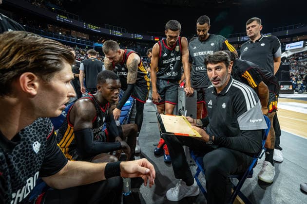 Basketball Hamburg 22.08.2026 Turkish Airlines Supercup 2026 Finale Deutschland (GER) - Kroatien (CRO) Auszeit Alex Mumbru (Deutschland, Bundestrainer) Dennis Schröder Schroeder (Deutschland, No.17) Schröder Schroder David Krämer (Deutschland, No.44) Kraemer Kramer *** Basketball Hamburg, August 22, 2026 Turkish Airlines Supercup 2026 Final Germany (GER) vs. Croatia (CRO) Timeout: Alex Mumbru (Germany), National Team Coach Dennis Schröder (Schröder) (Germany), No. 17 Schröder (Schroeder) David Krämer (Germany), No. 44 Kraemer (Kramer)