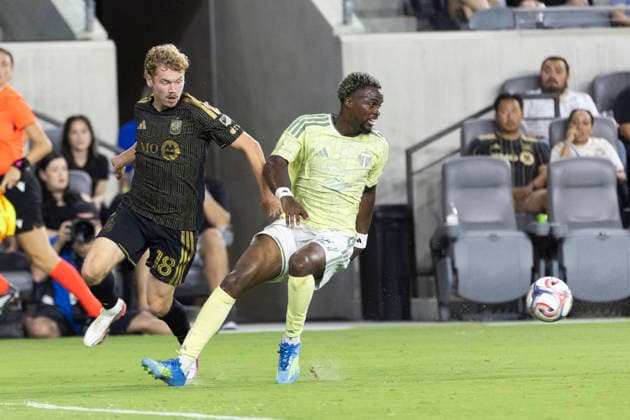 August 22, 2026, Los Angeles, California, USA: Los Angeles FC forward Jacob Shaffelburg (18) and Portland Timbers defender Jimer Fory (27) in actions during an MLS, Fussball Herren, USA soccer game on Saturday, Aug. 22, 2026 in Los Angeles. Los Angeles USA - ZUMAc68_ 20260822_zaf_c68_197 Copyright: xRingoxChiux