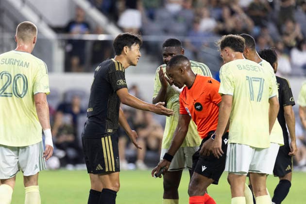August 22, 2026, Los Angeles, California, USA: Los Angeles FC forward Heung Min Son (7) talks with referee during an MLS, Fussball Herren, USA soccer game against Portland Timbers on Saturday, Aug. 22, 2026 in Los Angeles. Los Angeles USA - ZUMAc68_ 20260822_zaf_c68_192 Copyright: xRingoxChiux