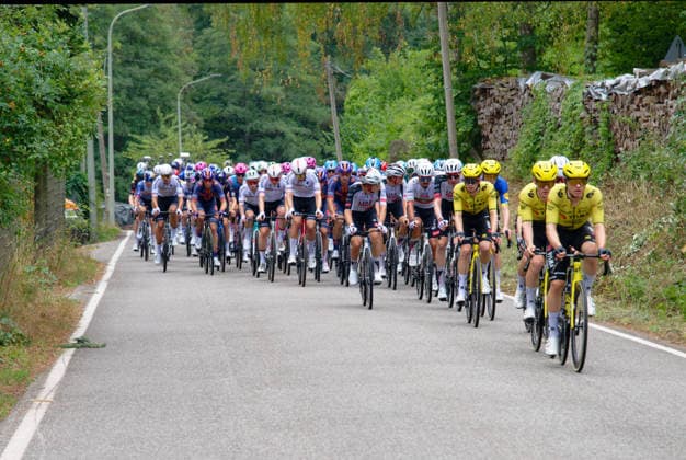 Das Peloton verlässt Herxheim zur Königsetappe der Deutschland Tour. Team Visma - Lease a Bike führt das Feld an. *** The peloton leaves Herxheim for the queen stage of the Deutschland Tour; Team Visma Lease a Bike leads the pack