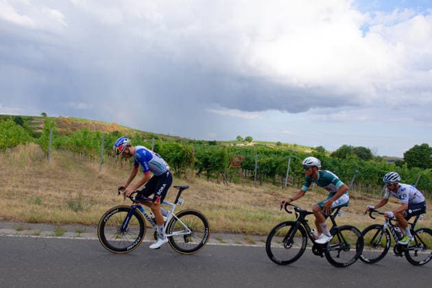 In der Zielrunde um Bad Dürkheim: Pellizzari vor del Toro und Oliveira. An der Formation wird sich auch nicht mehr viel ändern, Oliveira wird noch von Marc Hirschi abgelöst. *** In the final lap around Bad Dürkheim, Pellizzari finished ahead of del Toro and Oliveira. The lineup isn t likely to change much from here on out; Oliveira will be replaced by Marc Hirschi.