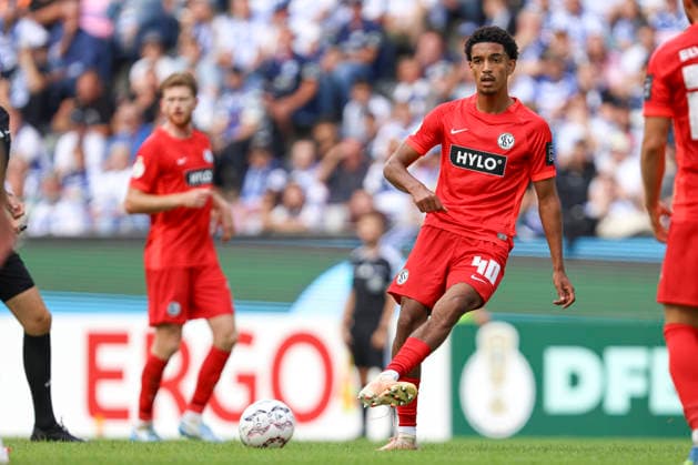 Francis Onyeka of SV 07 Elversberg in action, on the ball, making a solo run during the first-round match of the DFB Cup between MSV Duisburg and SV 07 Elversberg at the Schauinsland Reisen Arena on August 22, 2026, in Duisburg, Germany. Photo by Oliver Kaelke, DeFodi Images. Francis Onyeka of SV 07 Elversberg controls the ball during the first-round match of the DFB Cup between MSV Duisburg and SV 07 Elversberg at Schauinsland Reisen Arena on August 22, 2026 in Duisburg, Germany. Photo by Oliver Kaelke, DeFodi Images. DFB and DFL regulations prohibit any use of photographs as image sequences and or quasi-video. Photo by Oliver Kaelke, DeFodi Images.