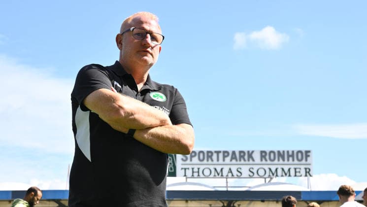 23.08.2026 - Fussball - Saison 2026 2027 - DFB Pokal Vereinspokal - 01. Runde: SpVgg Greuther Fürth ( Kleeblatt ) - VfL Bochum - Sportfoto Zink - xwoxzix - regulations prohibit any use of photographs as image sequences and or quasi-video - Heiko Vogel ( Trainer SpVgg Greuther Fürth ) vor Spielbeginn *** August 23, 2026 Soccer Season 2026–2027 DFB Cup Club Cup First Round SpVgg Greuther Fürth Kleeblatt vs. VfL Bochum Sports photo by Zink xwoxzix; regulations prohibit any use of photographs as image sequences and or quasi-video. Heiko Vogel SpVgg Greuther Fürth Coach before kickoff