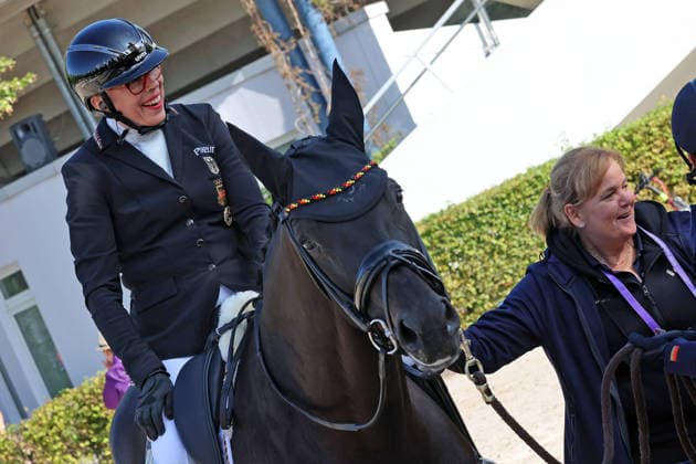 Freude über Bronze, 3. Platz , Heidemarie Dresing (GER, Deutschland, Germany) - Grade II - mit Pferd Poesie, FEI Para Dressage World Championship, WM, Weltmeisterschaft Grade II Para Grand Prix Freestyle Individual Final Allianz-Prize, Dressur, FEI Para Dressage World Championship 2026, FEI Para Dressur Weltmeisterschaft Aachen 2026, Para, körperlichen Einschränkungen oder Sehbehinderungen, Fünf Startklassen (Grade I bis V) sorgen für faire Vergleiche je nach Grad der körperlichen Funktionseinschränkung, Die Para-Dressur ist der einzige paralympische Reitsportart, AACHEN - FEI World Championships 2026, Weltfest des Pferdesports, Reitsport Weltmeisterschaft 2026, Aachen 2026, Welcome Home 2026, Aachener Soers, 11. bis 23. August 2026, Reitsport, 23.08.2026, Aachen Aachener Soers Deutschland *** Celebrating the Bronze Medal, 3rd Place, Heidemarie Dresing GER, Germany, Grade II with her horse Poesie, FEI Para Dressage World Championship Grade II Para Grand Prix Freestyle Individual Final Allianz Prize, Dressage, FEI Para Dressage World Championship 2026, FEI Para Dressage World Championships Aachen 2026, Para, physical limitations or visual impairments, five competition classes (Grades I through V) ensure fair competition based on the degree of physical functional limitation, Para Dressage is the only Paralympic equestrian sport, AACHEN FEI World Championships 2026, World Equestrian Festival, 2026 World Equestrian Championships, Aachen 2026, Welcome Home 2026, Aachen Soers, August 11–23, 2026, Equestrian Sports, August 23, 2026, Aachen Soers, Germany