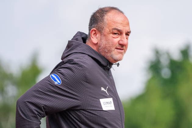 Frank Schmidt (1. FC Heidenheim, Cheftrainer) auf dem Platz vor dem Spiel, Mimik, Portrait, Deutschland: Fussball, DFB Pokal, Saison 2026 27, 1. Runde, 23.08.2026, SSV Jeddeloh II vs 1. FC Heidenheim, Marschweg-Stadion (Oldenburg, Niedersachsen) *** Frank Schmidt, 1 FC Heidenheim, head coach on the field before the game, facial expressions, portrait, German soccer, DFB Cup, 2026–27 season, 1st round, August 23, 2026, SSV Jeddeloh II vs. 1 FC Heidenheim, Marschweg Stadium, Oldenburg, Lower Saxony Copyright: xLeonxFrickx