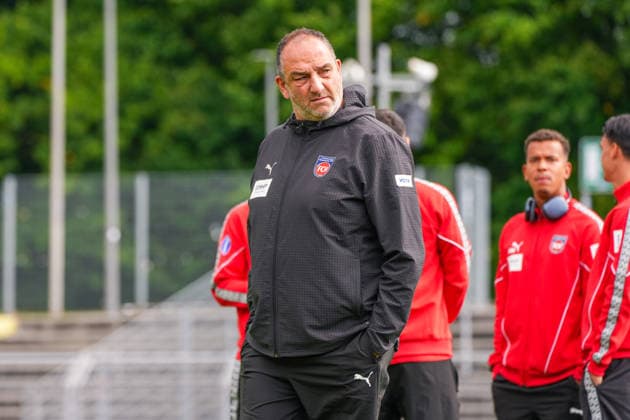 Frank Schmidt (1. FC Heidenheim, Cheftrainer) auf dem Platz vor dem Spiel, Mimik, Portrait, Deutschland: Fussball, DFB Pokal, Saison 2026 27, 1. Runde, 23.08.2026, SSV Jeddeloh II vs 1. FC Heidenheim, Marschweg-Stadion (Oldenburg, Niedersachsen) *** Frank Schmidt, 1 FC Heidenheim, head coach on the field before the game, facial expressions, portrait, German soccer, DFB Cup, 2026–27 season, 1st round, August 23, 2026, SSV Jeddeloh II vs. 1 FC Heidenheim, Marschweg Stadium, Oldenburg, Lower Saxony Copyright: xLeonxFrickx