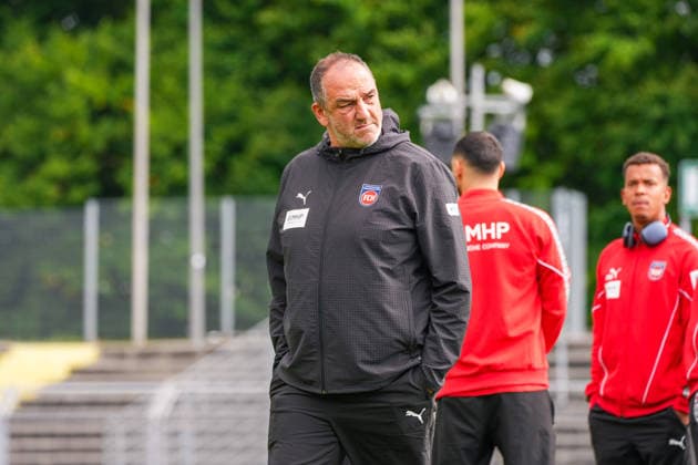 Frank Schmidt (1. FC Heidenheim, Cheftrainer) auf dem Platz vor dem Spiel, Mimik, Portrait, Deutschland: Fussball, DFB Pokal, Saison 2026 27, 1. Runde, 23.08.2026, SSV Jeddeloh II vs 1. FC Heidenheim, Marschweg-Stadion (Oldenburg, Niedersachsen) *** Frank Schmidt, 1 FC Heidenheim, head coach on the field before the game, facial expressions, portrait, German soccer, DFB Cup, 2026–27 season, 1st round, August 23, 2026, SSV Jeddeloh II vs. 1 FC Heidenheim, Marschweg Stadium, Oldenburg, Lower Saxony Copyright: xLeonxFrickx